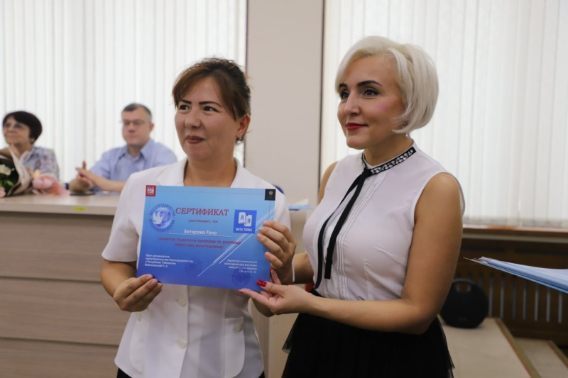В Узбекистане выпустились первые педагоги-тренера русского языка