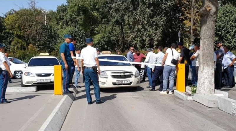 Ташкентские “бомбилы” борются против платных парковок у аэропорта