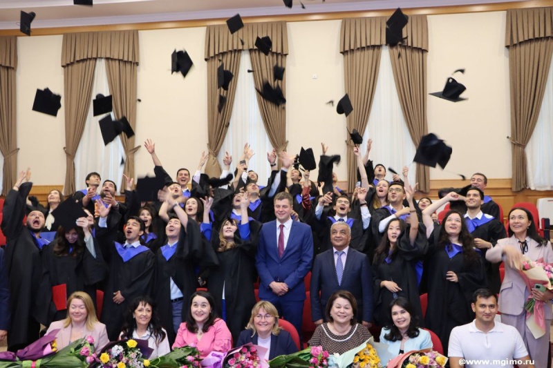   Узбекские выпускники получили аттестаты и дипломы в МГИМО-Ташкент