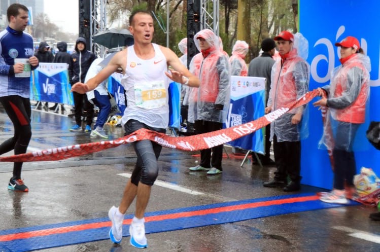 “Что мне дождик проливной”. 5 тысяч человек и рекорды — чем запомнится Ташкентский марафон