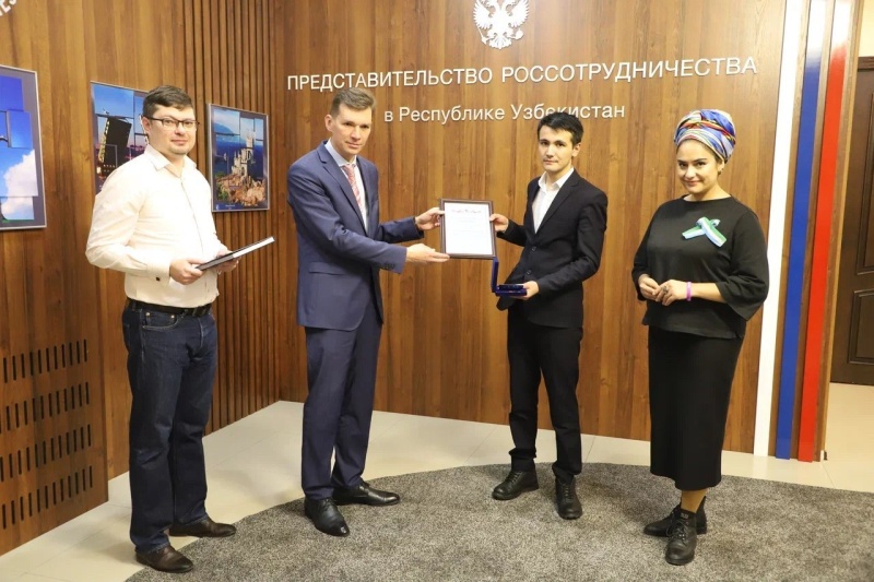 Узбекского студента торжественно наградили за спасение тонущего мальчика