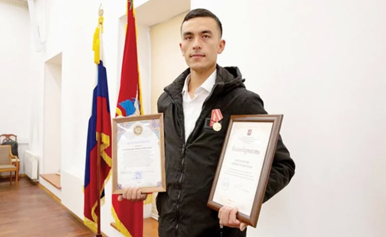 В Москве наградили молодого узбекистанца, спасшего двух женщин при пожаре