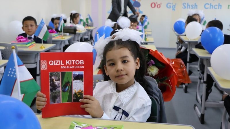 Школьникам Узбекистана дарят специальные Красные книги. В Ангрен привезли 100