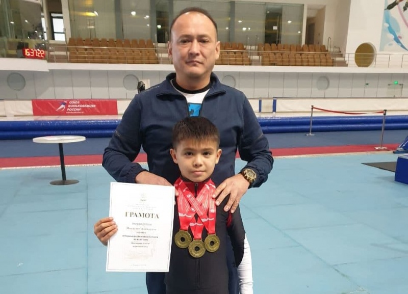 Быстрее ветра. 12-летний узбекистанец завоевал три золотые медали на турнире по конькобежному спорту