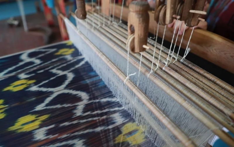 10 тысяч безработных Узбекистана привлекут к профессии ткача шелковых тканей