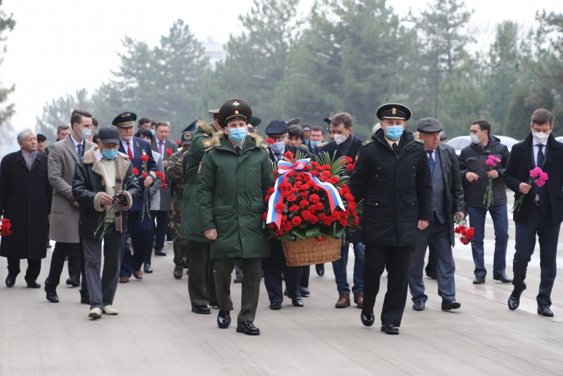 В Ташкенте возложили цветы к вечному огню в память о защитниках Родины