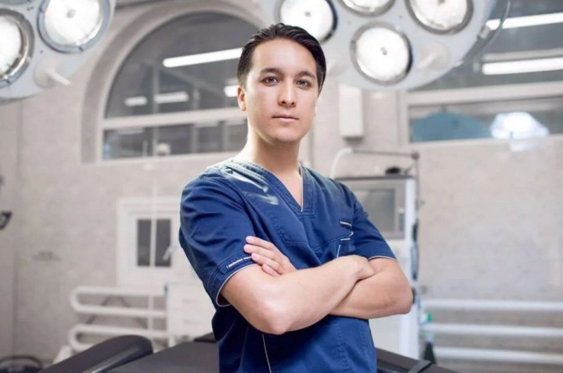 “Никакой волшебной таблетки нет. Нужно просто работать”. История пластического хирурга из Узбекистана Тимура Хайдарова