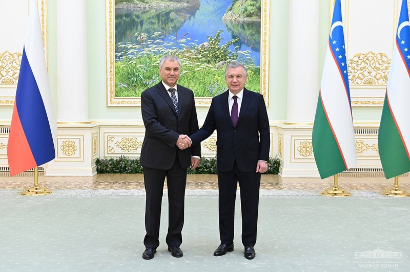 Президент Узбекистана обсудил с российской делегацией межпарламентские контакты