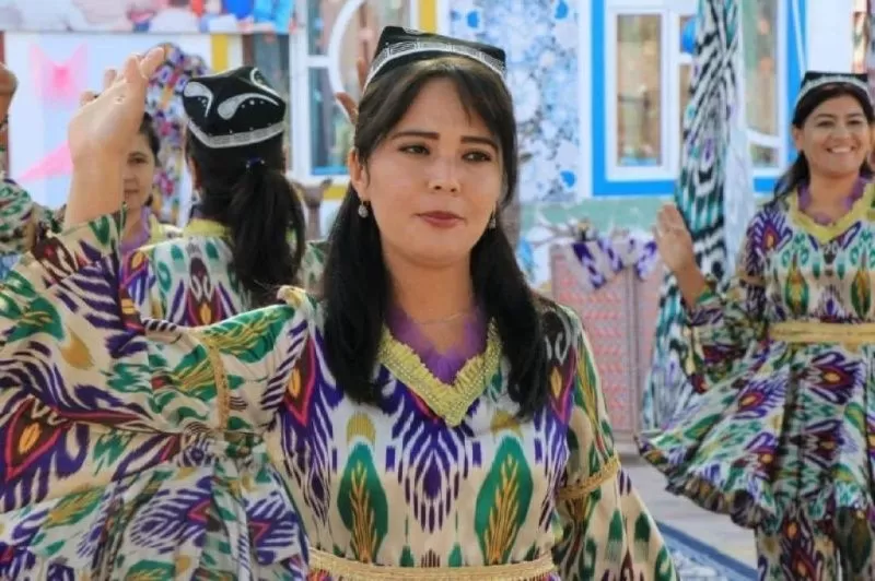 Неделя “Хан-атласа” наполнила улицы Узбекистана яркими красками