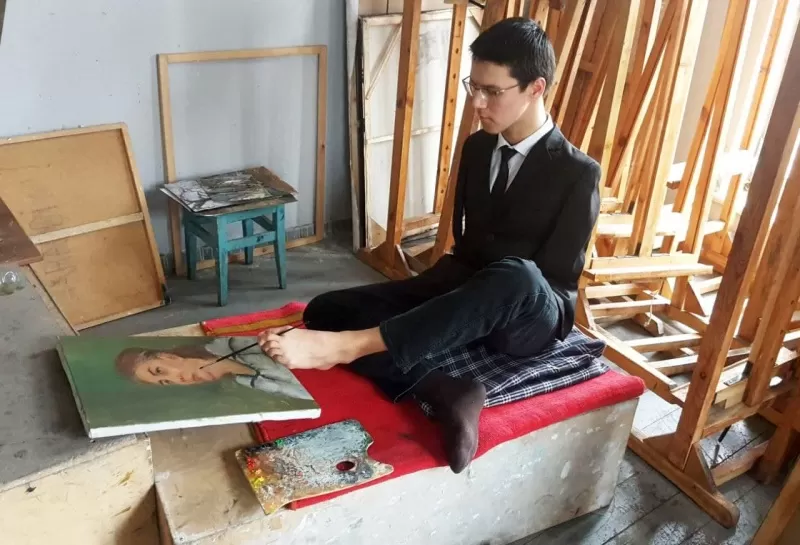 Все начинается с любви. История художника Худойшукура Ражабова, создающего картины ногами